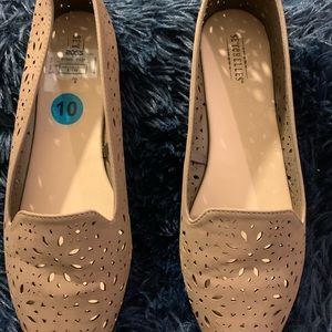 Used taupe flats in EUC, worn once